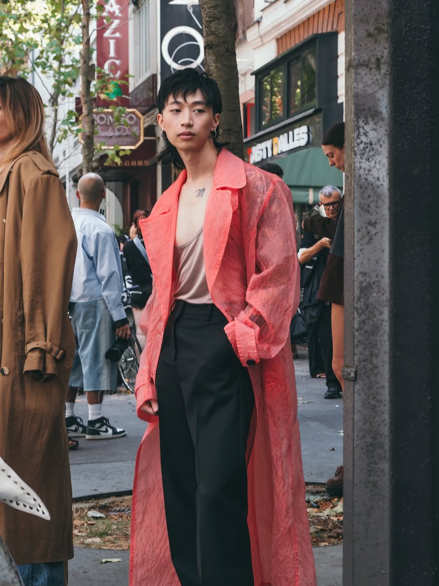 keshi in the streets of paris in Dries Van Noten💗 excuse me while i pick up my jaw from the floor! 

📸 wtdaf