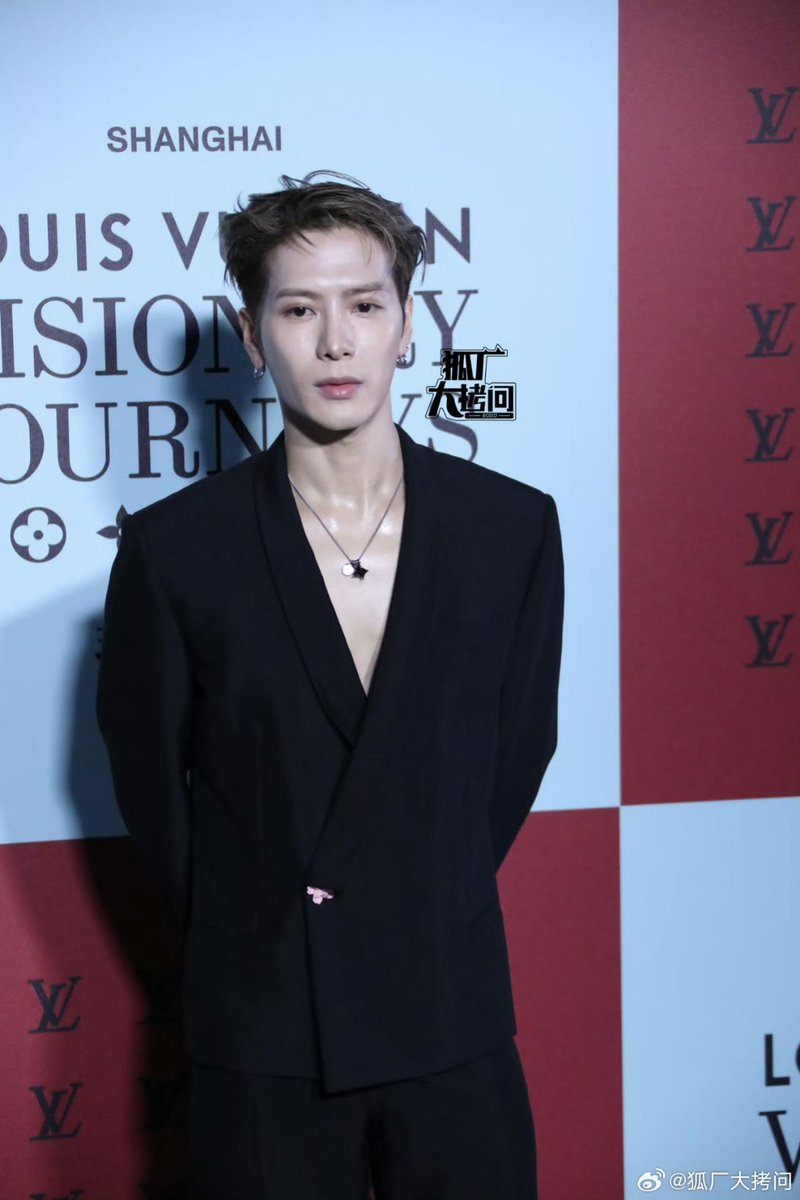 JacksonWGlobal's tweet photo. [WEIBO] 250626 狐厂大拷问 (1/2)

📸 Jackson Wang at the opening of #LouisVuitton flagship store in Shanghai ❤️‍🔥

#JacksonWang #王嘉尔 #잭슨 #TEAMWANG https://t.co/6zup0Qx1Zx