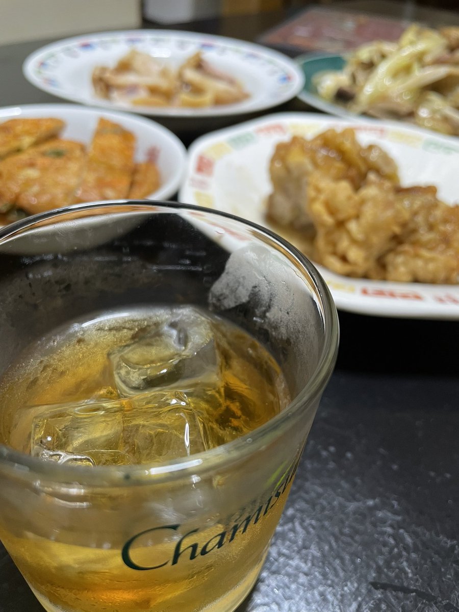 昨夜は、定例の平日夜間稽古。数代前の先生が得意とした伝説の技を考察研究しました。稽古後は、馴染みの中華料理店に場所を移し、紹興酒を飲みながら様々な事について語り合いました。酒を飲みながら人生修行の日々です。