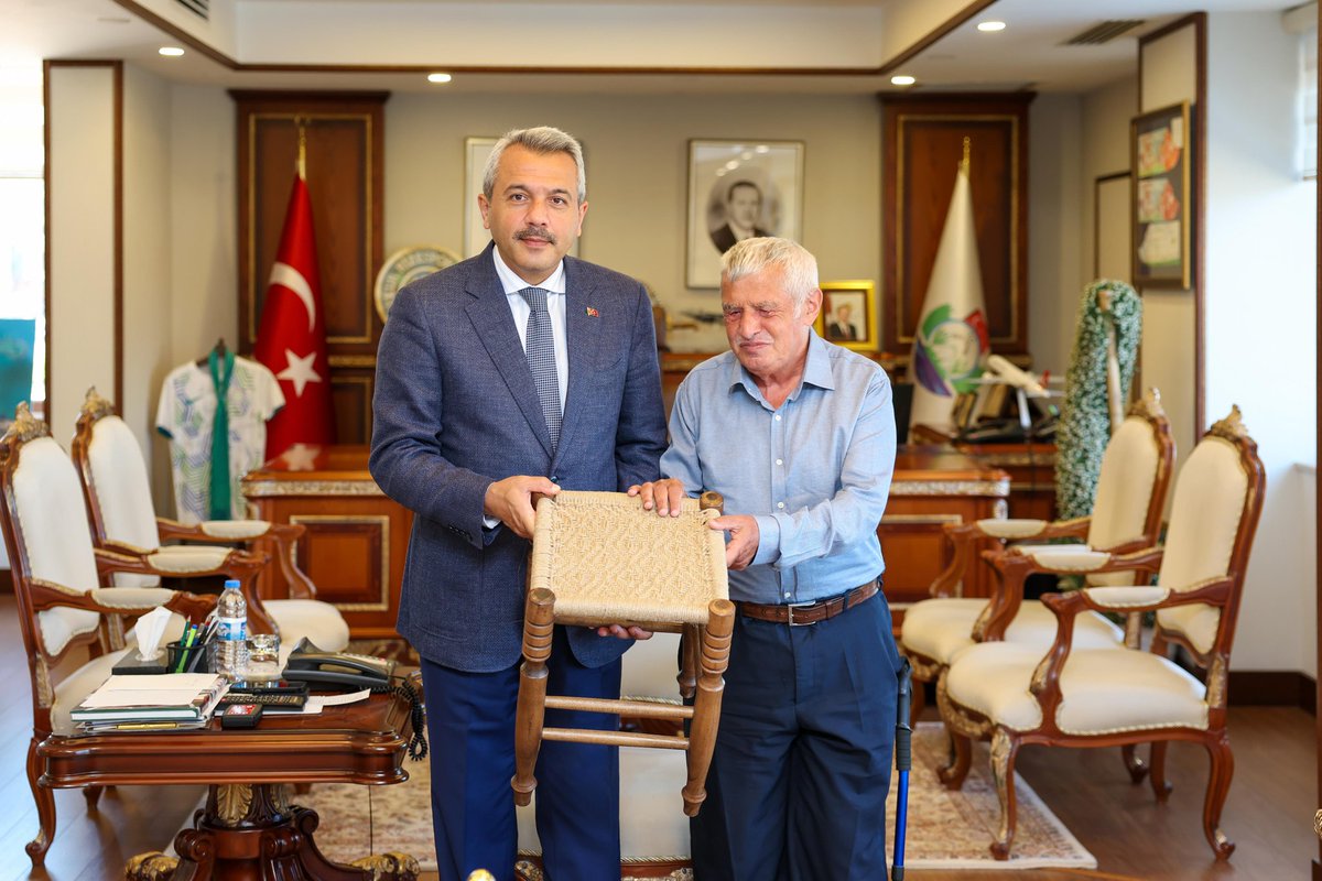 Güneysu Gençlik Merkezi bünyesinde yürütülen “Öğrenirken Üreten Gençlik Atölyesi Projesi” kapsamında, Güneysu Gençlik ve Spor İlçe Müdürü Akif Kalça, Rize Gençlik Merkezi Müdürü Hikmet Yanık, eski Güneysu Belediye Başkanı Halil Turan ve beraberindeki heyet, iskemle ustası Ahmet