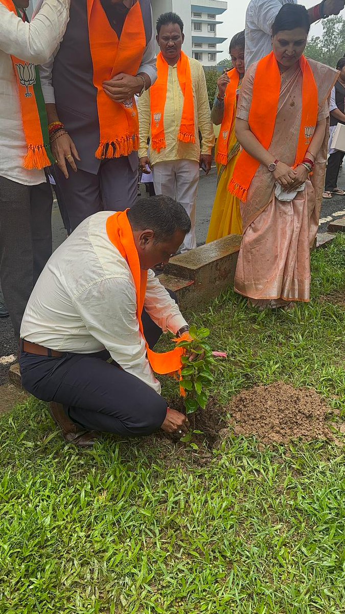 सिलवासा(ग्रामीण) के "SSR कॉलेज" में 'एक पेड़ माँ के नाम' अभियान के अंतर्गत केंद्रीय मंत्री श्री <a href="/mohol_murlidhar/">Murlidhar Mohol</a> भाजपा की सांसद श्रीमती <a href="/kalabendelkar/">KALABEN MOHAN DELKAR</a>  एवं प्रदेश अध्यक्ष श्री <a href="/deepesh_tandel/">Deepesh Tandel (मोदी का परिवार)</a>  वृक्षारोपण का कार्यक्रम किया |

<a href="/JPNadda/">Jagat Prakash Nadda</a> <a href="/blsanthosh/">B L Santhosh</a> <a href="/ArunSinghbjp/">Arun Singh</a> <a href="/tarunchughbjp/">Tarun Chugh</a>