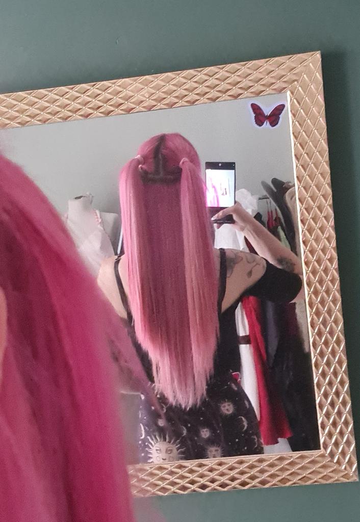 Sannyrosequartz's tweet image. Ten odrost się do mnie uśmiecha...
Nie, dosłownie...
Powiedzcie że nie jestem jedyna która to widzi