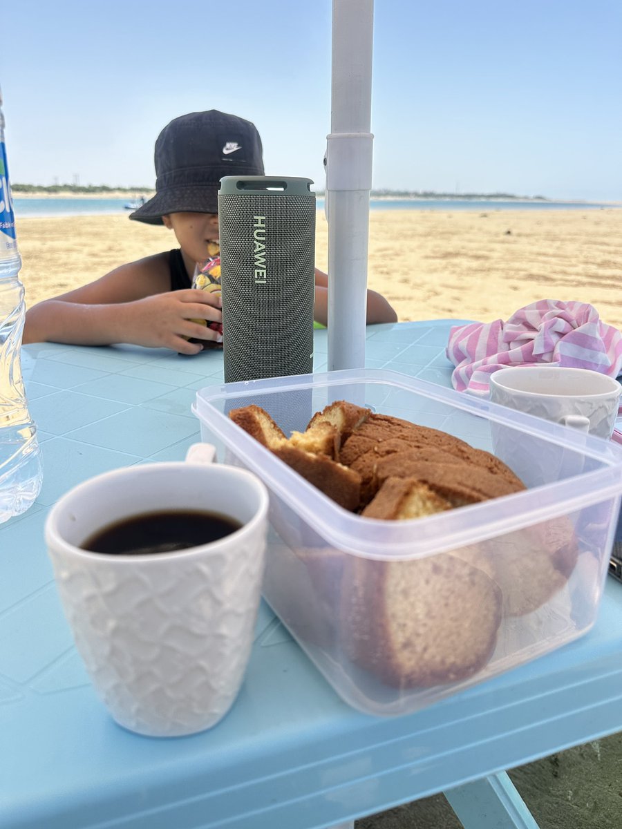 Un jeudi comme je les aime : soleil, sable, café… et les rires de mes filles. La vie est belle. 💙 
Bonne journée les amis (e) 🤍 je vous souhaite Ra7t L’Balllll 😍