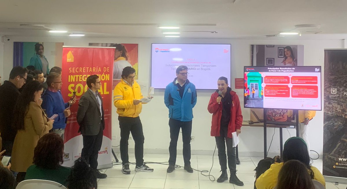 UltimaHoraCR's tweet photo. #BOGOTÁ | La Secretaría de Integración Social (@integracionbta), Salud (@SectorSalud), Planeación (@planeacionbog) y Educación (@Educacionbogota), presentaron la segunda fase de identificación de usuarios en los llamados “pagadiariarios”. 

Se visitarán 289 sitios ubicados en las localidades de Teusaquillo, Chapinero, Barrios Unidos, Kennedy, Fontibón, Engativá, Suba, Antonio Nariño, Rafael Uribe Uribe, Tunjuelito, San Cristóbal y Puente Aranda. 

Vía: @JulianiMartinez  
https://t.co/woHMRjVE2M