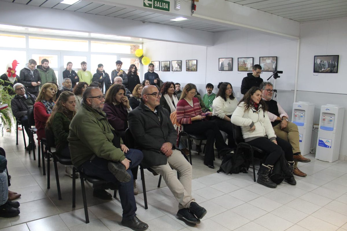 Ayer acompañamos la presentación del libro Formar para transformar: Facultad de Ciencias Exactas 60 años.
Ante un muy buen marco de público, y acompañados por la comunidad universitaria de facultades, los alocutores pudieron expresar su satisfacción y contar el proceso de trabajo