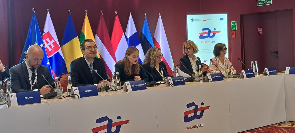 Tänään Euroopan raja-alueiden korkean tason konferenssissa Puolan Białowieżassa min. Puiston delegaatiossa. Agendalla Euroopan turvallisuus ja geopolitiikka, uuden kauden koheesiopolitiikka ja tietenkin pohjoisen harvaan asutut alueet.
