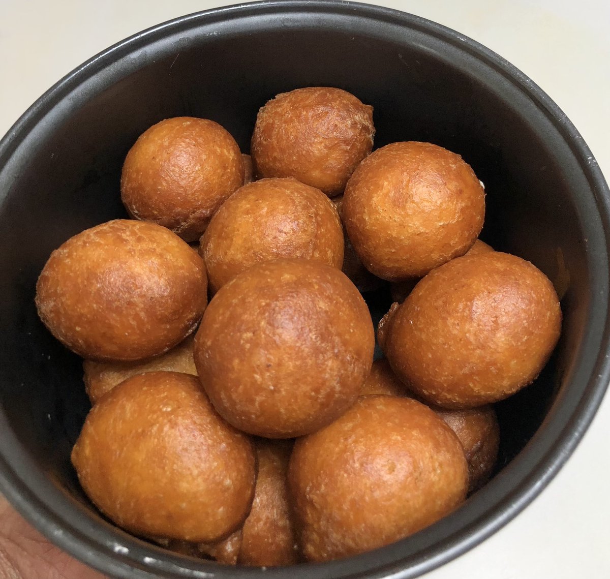 Nachisale4's tweet photo. Today i had to make Mandasi/Mandazi and they brought me closer to home 😋❤️.  Crispy on the outside, soft and fluffy on the inside 🤤and so so addictive 🔥 https://t.co/KEl79m5tuY