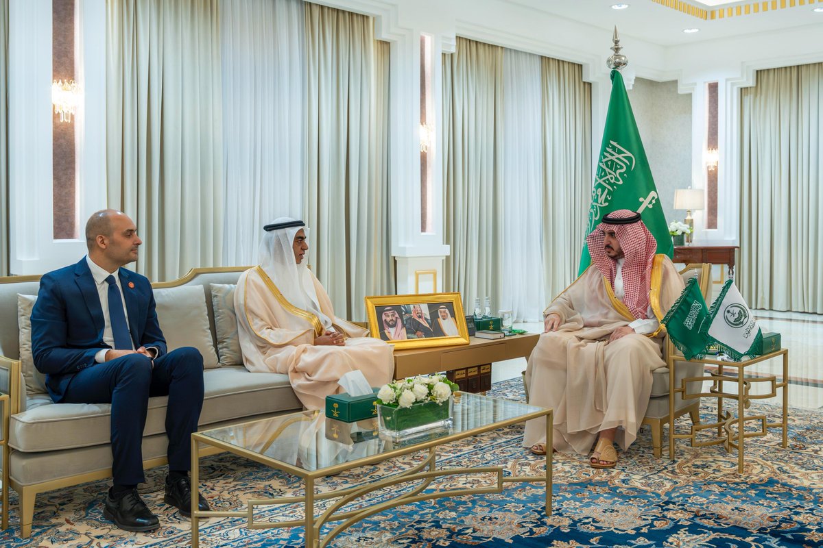Jso_ksa's tweet photo. بكل فخر نعلن حصول #المكتب_الاستراتيجي_لتطوير_منطقة_الجوف على جائزة أفضل بيئة عمل، كأول جهة في منطقة الجوف تنال هذا التقدير! 🏆
هذا الإنجاز ثمرة ثقافة عمل نعتز بها، وفريق يؤمن بالتميّز والتعاون.
شكرًا لكل من كان جزءً من هذا النجاح
#أفضل_بيئة_عمل
#Best_Place_To_Work https://t.co/AVENCudQWM