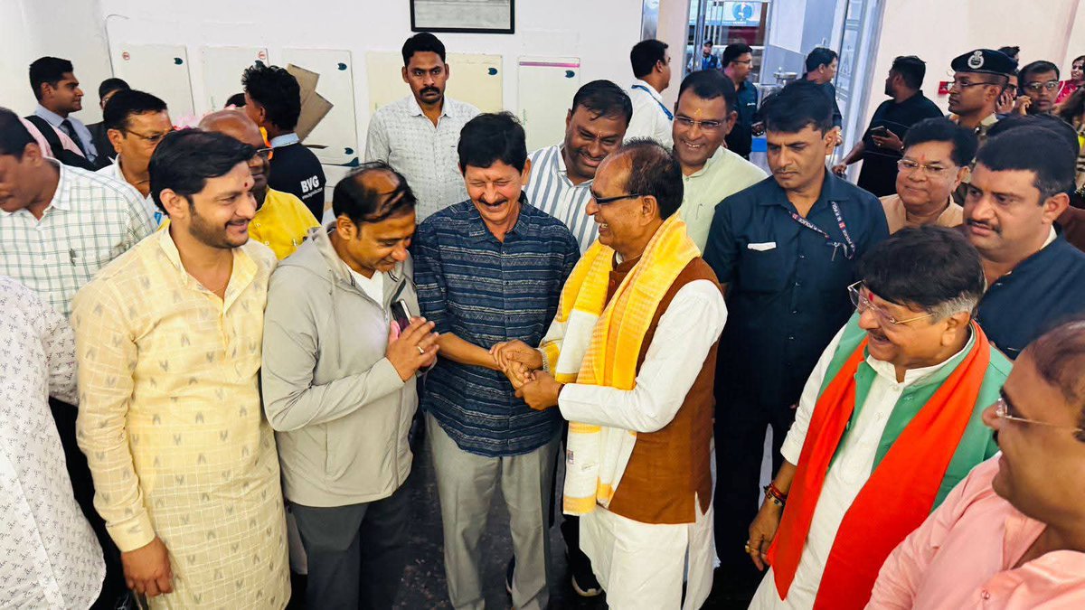 केंद्रीय कृषि मंत्री आदरणीय मामाजी श्री शिवराज सिंह चौहान जी का इंदौर विमानतल पर आत्मीय स्वागत एवं अभिनंदन किया।

साथ में इंदौर भाजपा के परिवारजन भी उपस्थित रहें।

#मध्यप्रदेश_देवनारायण_बोर्ड‌

 <a href="/ChouhanShivraj/">Shivraj Singh Chouhan</a> <a href="/OfficeofSSC/">Office of Shivraj</a> 
<a href="/BJP4MP/">BJP Madhya Pradesh</a>