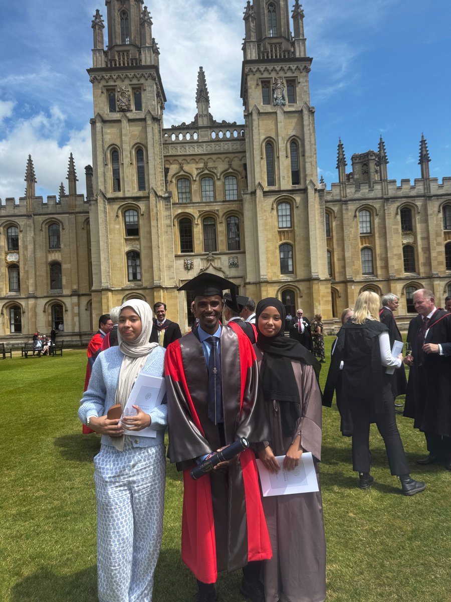 Mo_Farah's tweet image. What can I say, a dream come true… a boy from Feltham, wow!
Feeling blessed to have received an honorary degree from Oxford University yesterday. 🎓 Having my twin daughters there made it even more special – a moment I’ll cherish forever. 🇬🇧