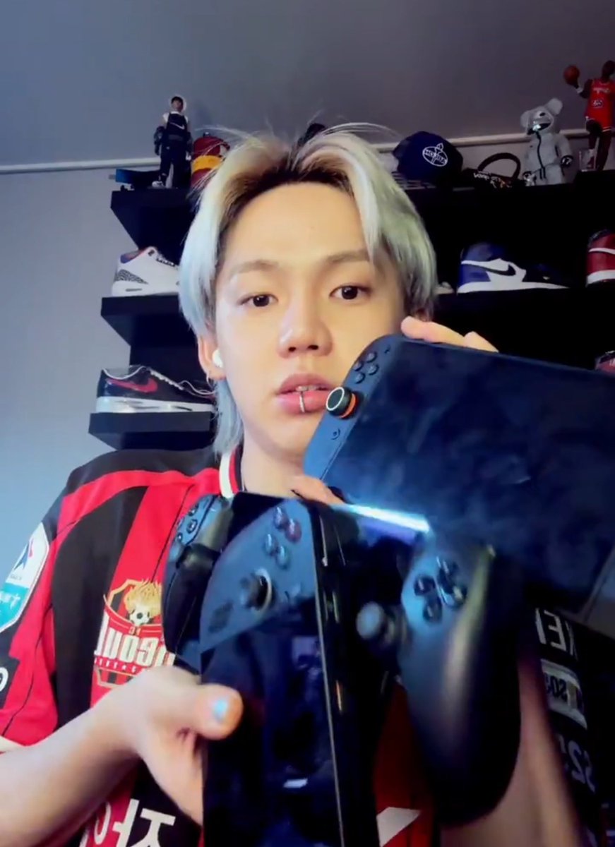 มีโทรศัพท์หลายเครื่องพอทนมีเกมส์3เครื่องพอเลย55555555555
