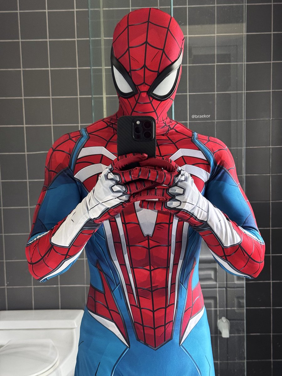 braekor's tweet photo. Smells like a new car in here. New Rivals PS5 suit and shell/lenses https://t.co/uPKorSt25i