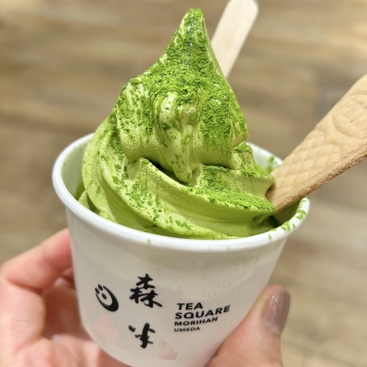 今日、もうすぐ2歳の娘の前では食べられないアイスを食べました（抹茶だからちびっ子食べられないけど色がちがう！ほしいって絶対なるから）