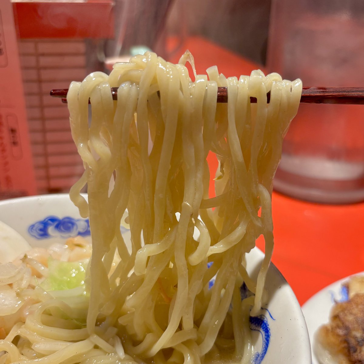 恵比寿 大龍軒 @ 恵比寿
✔︎海老ちゃんタン麺
✔︎焼き餃子

最近話題の町中華！
ちゃんタンはちゃんぽんとタンメンかな？
たっぷりのエビとシャキシャキキャベツに箸が阻まれて、しばらく麺に触れない笑
スープはしょっぱめの中華っぽい味付け。
そして席暑くて笑えないくらい汗だくになって帰った😂