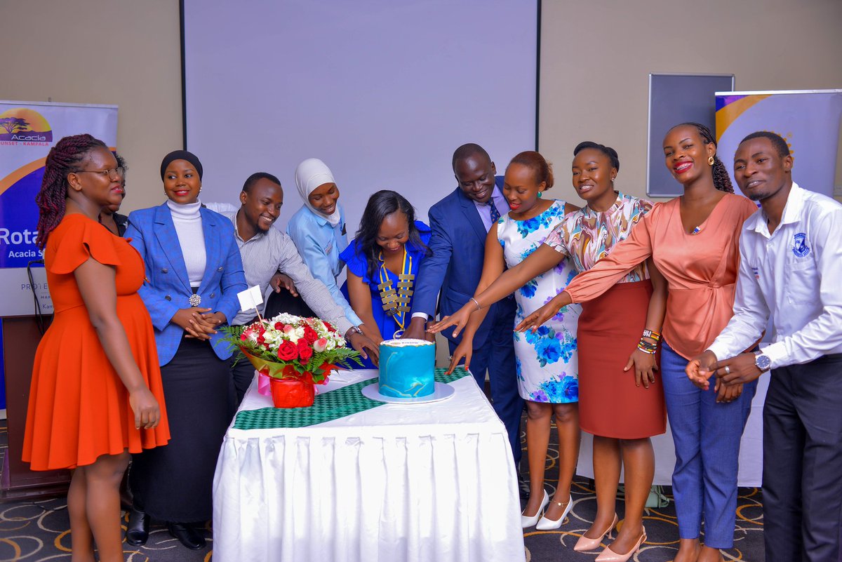 RotaryAcaciasu1's tweet image. Great Fellowship moments.President @Jessicazziwa handing over the Chain to President Elect Ann.
@rotaryd9213