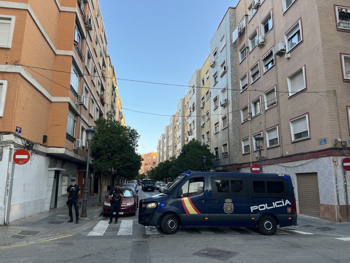 ❌ DESNONAMENT EXECUTAT

Tot un desplegament policial per desnonar a una família treballadora.

Aquesta és la realitat que ens ha tocat viure: la impossibilitat d’accedir a l’habitatge. Enfortim el sindicat i podrem assegurar les nostres cases.