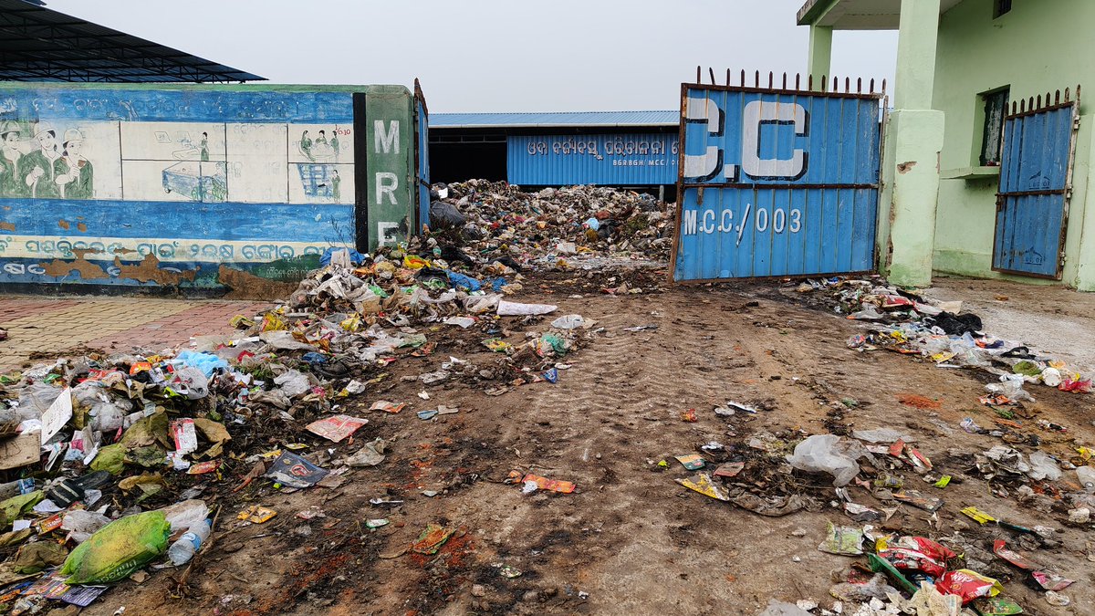 MishraSambidhan's tweet photo. Urgent attention needed! The dumping site MCC, near Yamuna Bihar has been overflowing for over a year. Humble request: please clean up the garbage and restore the area. Citizens are suffering! #MCCFail"
@CMO_Odisha @DMBargarh @ashwiniksarangi @BargarhMunicip1 @SecyChief https://t.co/P0HhAm8R2b