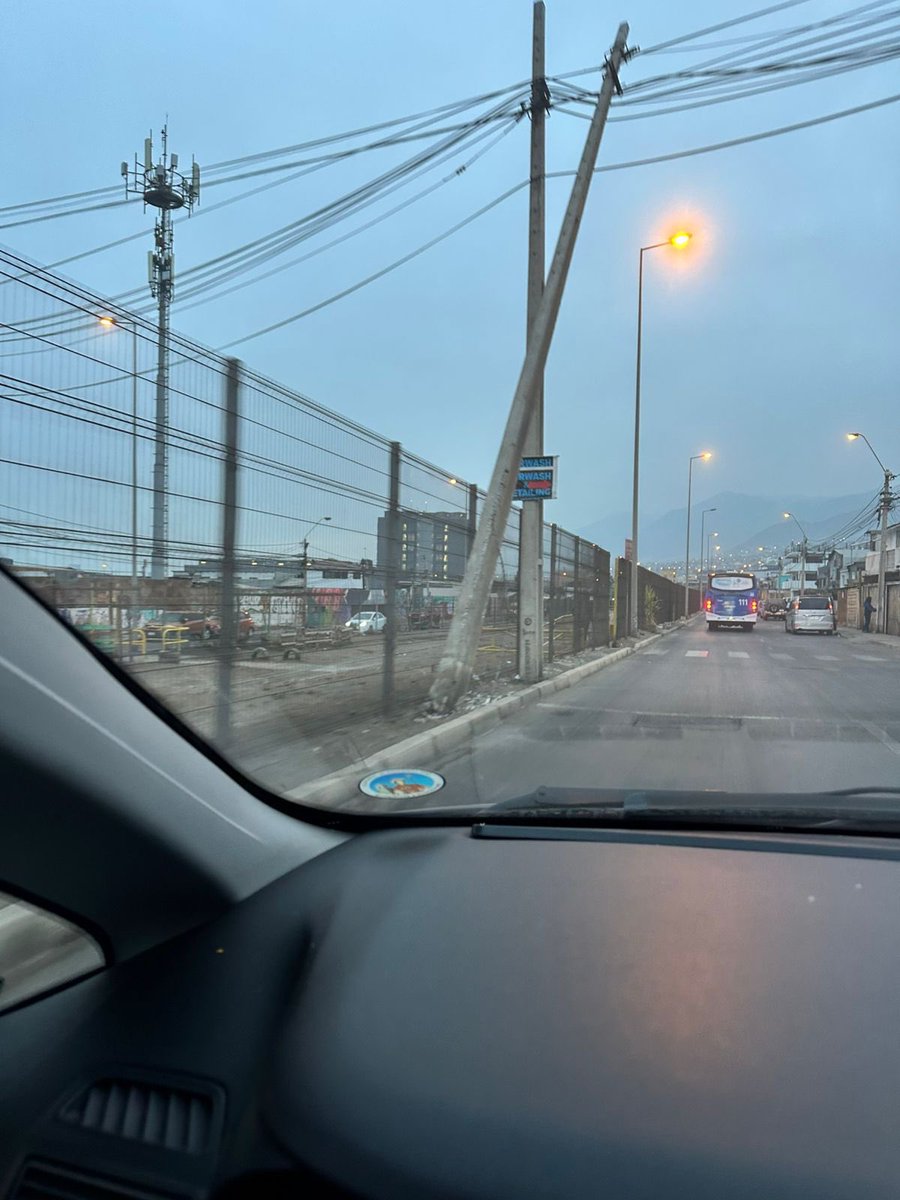 pau_rovi's tweet photo. Poste a punto de caer , calles Loa con Hugo Robles #Antofagasta @muniantof @SachaRazmilic https://t.co/7WmcCDVZC6