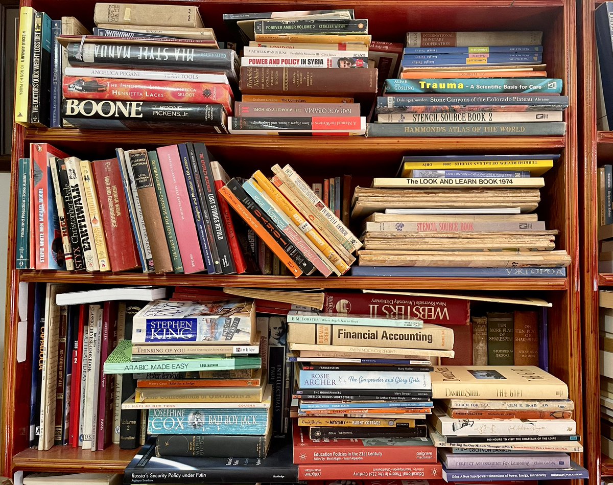 Kariye Kitap’da İngilizce kitaplarımızın bulunduğu raflar