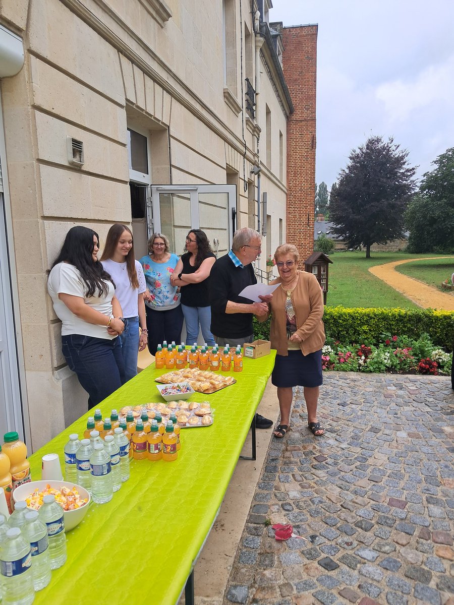 Olivier Petit (@olivierpetit02) on Twitter photo #éducation La cérémonie de fin d’école primaire organisée par les Communes de Vic-sur-Aisne Montigny Lengrain a été couplée avec la distrib. du livre de l’été. Les élèves sont répartis avec une clé USB, un livre "l’odyssée d’Homère". Merci aux élus, aux enseignants <a href="/DSDEN_Aisne/">DSDEN de l'Aisne</a> #éducation La cérémonie de fin d’école primaire organisée par les Communes de Vic-sur-Aisne Montigny Lengrain a été couplée avec la distrib. du livre de l’été. Les élèves sont répartis avec une clé USB, un livre "l’odyssée d’Homère". Merci aux élus, aux enseignants <a href="/DSDEN_Aisne/">DSDEN de l'Aisne</a>
