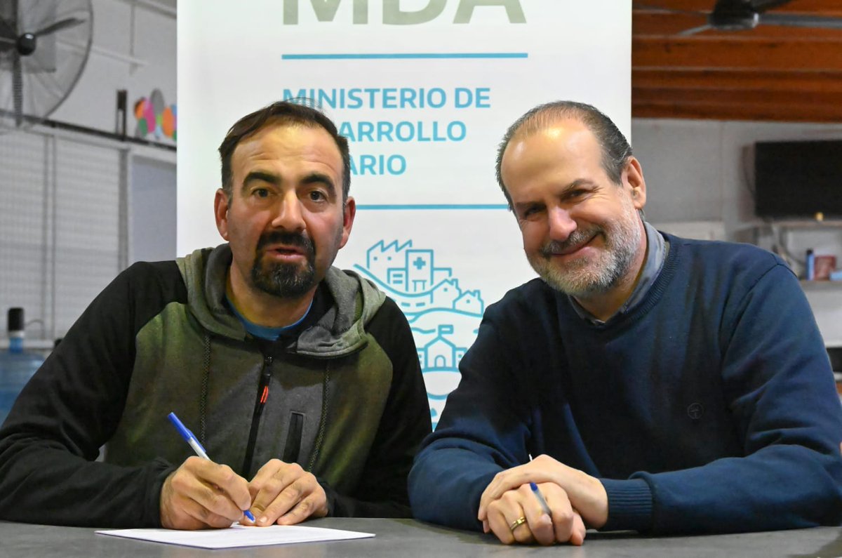 🌱🍅 Junto al equipo de @agrariopba, firmamos un convenio para otorgar un subsidio no reembolsable a productores frutihortilícolas de Sauce Chico, que les permita reponer herramientas e insumos dañados, y seguir cumpliendo su valioso rol social, ambiental y productivo en Bahía.