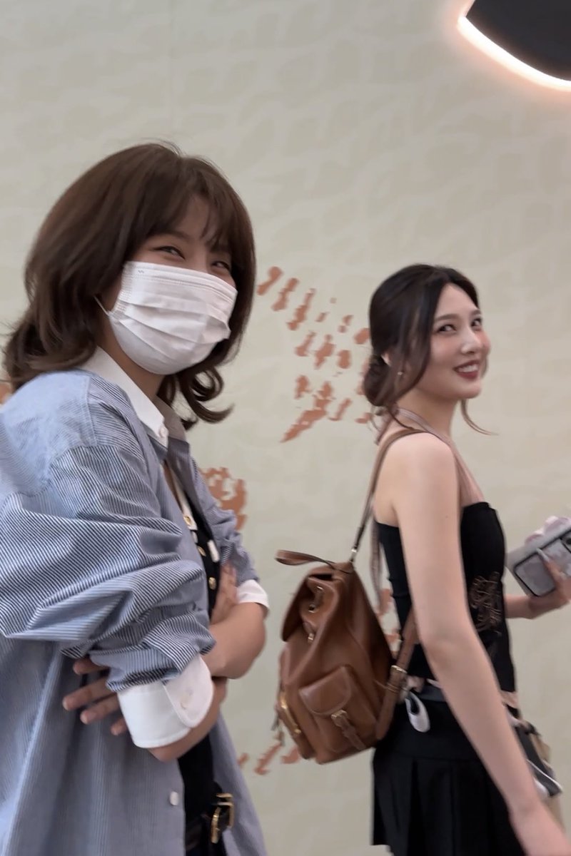 จอยกิรูปนี้โคตรตลก มองด้วยสายตาแบบ แหนนนนนนนนนนนน๊ พวกชั้นรู้นะคะๆ อย่านะคะๆ อ๊ะๆๆ 555555555555555