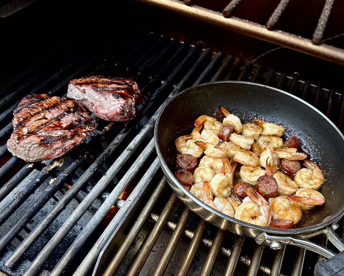 Yep…this is what downtime taste like before we go again 😋 #conecuhcircle #cookshacksmoker #gatinngrillin #getyourgrillon #getyourgrooveon 

next season of GATIN N GRILLIN is closer 2 kickoff😎 #tailgate 

<a href="/ConecuhSausage/">Conecuh Sausage</a> 
<a href="/cookshackinc/">Cookshack Inc.</a> @carl_the_cook @bamatailgate @tlgent1