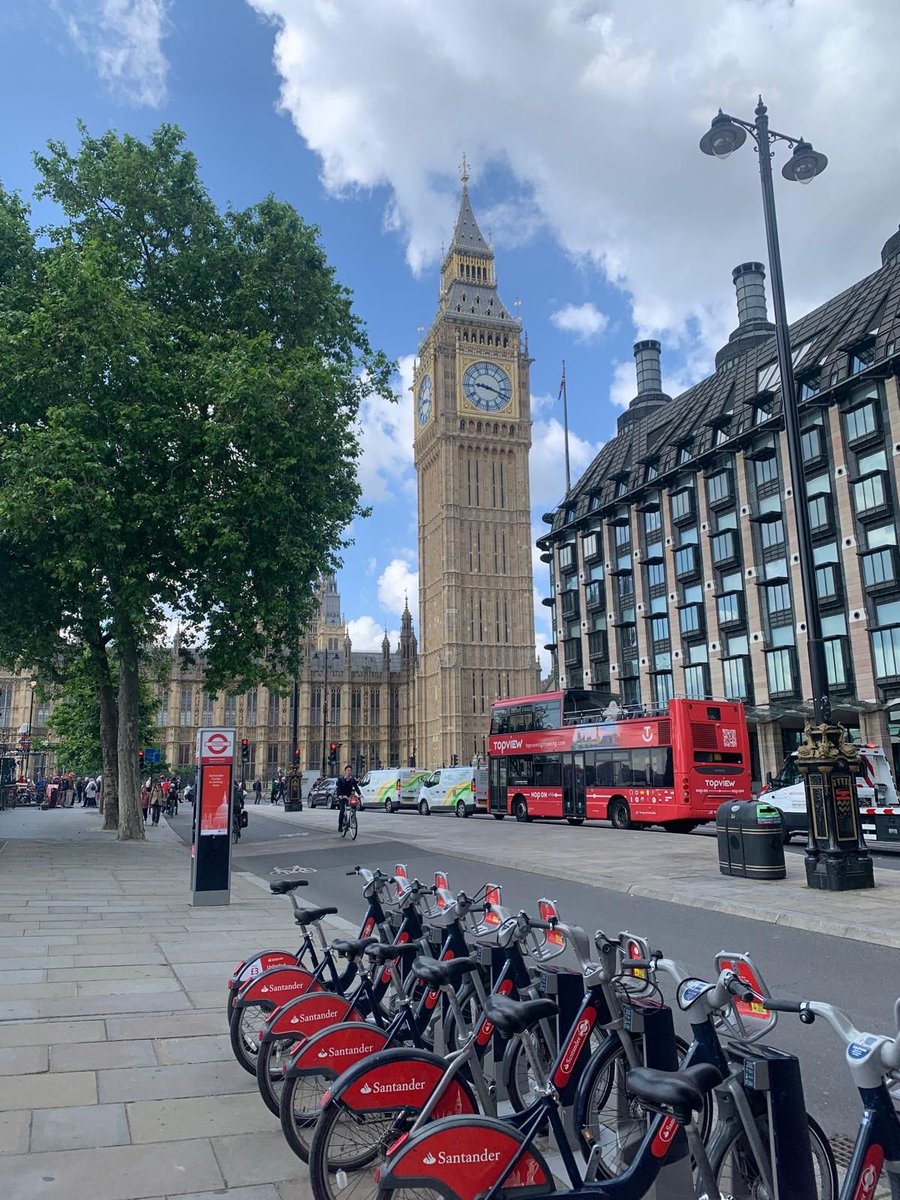 Reibeach's tweet photo. One day I’ll go to uk and just hop around different countries, Aamiin. https://t.co/SsVYSNvPBs