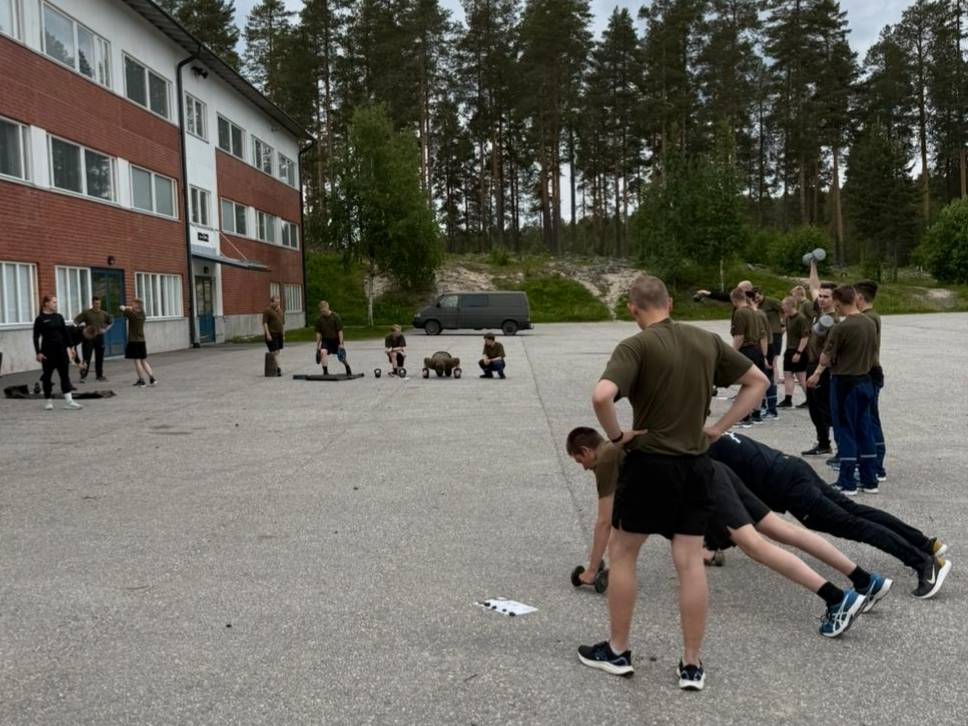 Varusmiesjohtajat ovat harjoitelleet koulutuksien suunnittelua, valmistelua ja toteutusta osana johtaja- ja kouluttajakoulutusta.

Kurssi toimii hyvänä kertauksena aliupseerikurssilla saadulle osaamiselle ennen uusien alokkaiden saapumista.

#kaipr #maavoimat #inttiarki