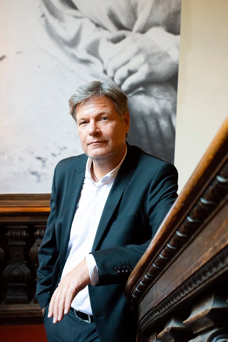 Porträt von Robert Habeck im Foyer des Berliner Ensembles