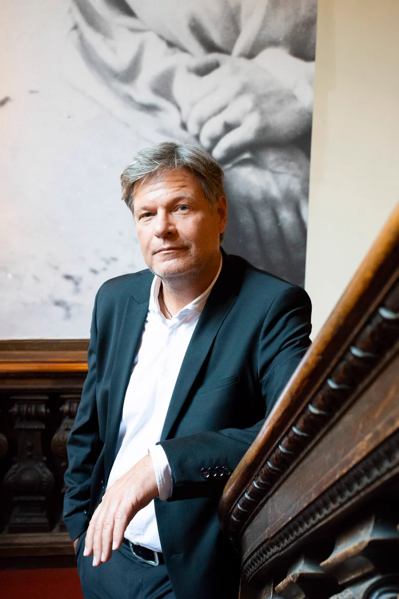 Porträt von Robert Habeck im Foyer des Berliner Ensembles