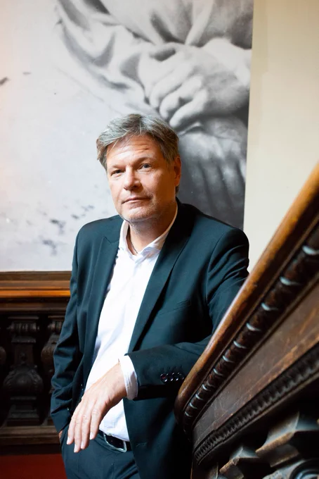 Porträt von Robert Habeck im Foyer des Berliner Ensembles