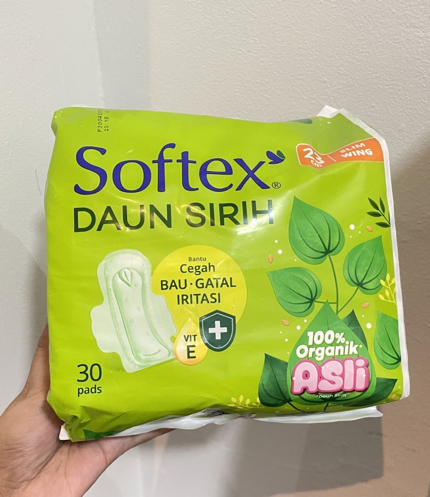 nrosynr's tweet photo. @womanfeeds_id Sebagai orang yg gampang iritasi pas pake pembalut, aku ttp setia MERK INIIII!!😭☝🏻

Udh pake dari packaging lama, beneran nyaman bgtt, gk bikin iritasi, gk bikin bau &amp; gk bikin gatel. Btw dia ada bbrapa size panjangnya, bisa menyesuaikan deras/engga nya darah haid❣️ https://t.co/VgSSwBi8mu