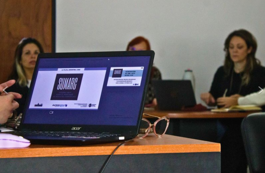 Más de 50 integrantes de equipos editoriales y bibliotecas de la UNLP participaron de la primera capacitación en SUMARC, el nuevo sistema de marcado y exportación desarrollado por la <a href="/unlp/">UNLP</a> para OJS. Libre, gratuito y clave para la autonomía editorial.