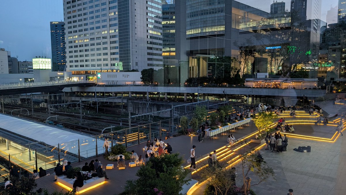 新宿駅のSuicaのペンギン広場、日本一のターミナルにこういう滞留空間があるのは有り難いな。