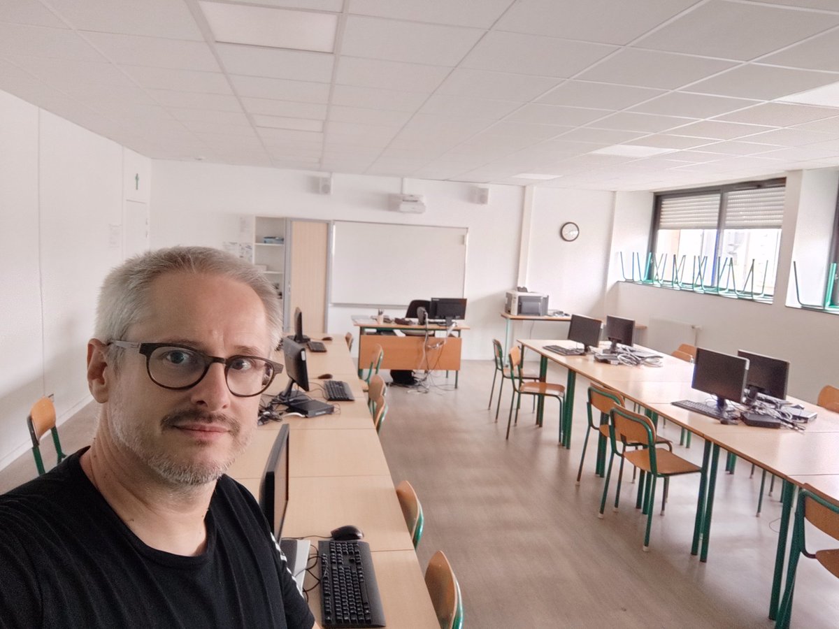 Merci aux collèges Sacré-Coeur et Collège Amiral, en Vendée, pour m'avoir permis de sortir de ma zone de confort pendant 4 mois.

En plus de mes activités de consultant en #robotique et #intelligenceartificielle , j'ai pu expérimenter le métier de professeur de technologie.