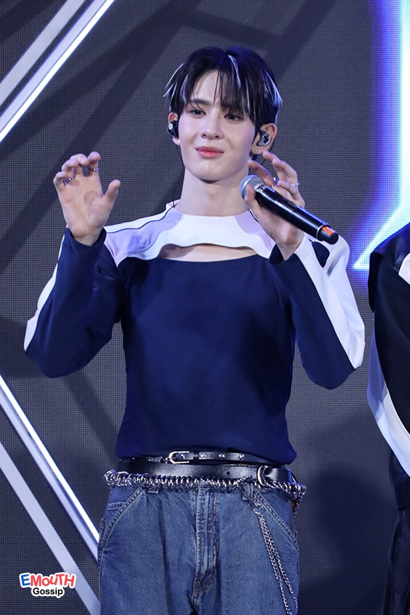 ลุคนี้ก็จึ้ง !! 🫣 #JAMESSU_DEXX มาในซิงเกิลเดบิวต์ เพลง “CLANG CLANG” ในงาน DEXX 1st Single Debut "CLANG CLANG" Showcase 💙🤍

DEXX 1ST DEBUT
#JamesSu 
#DEXXDebutShowcase
#CLANGCLANG_DEXX
#DEXXth #DMDMUSIC