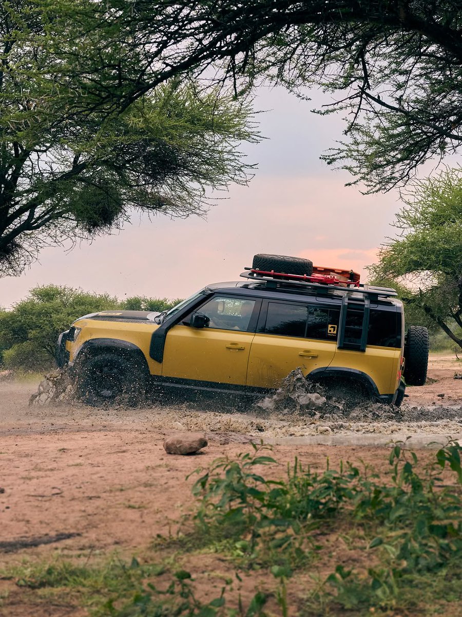 SytnerLandRover's tweet image. Distinctive. Practical. Unstoppable. 

Click to learn more about the Land Rover Defender Trophy Edition: spkl.io/6011A6WhB

#defendertrophy #landroverdefender #trophyedition #defender