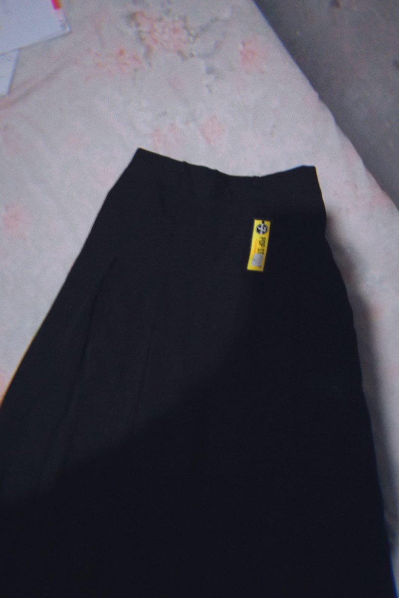 blue_nanavky's tweet photo. FOR SALE! [masih baru]

dijual rok floryn skirt premium, bahan wallstreet, ga kusut dan ga menerawang, tersedia karet di belakangnya, panjang rok 90 cm, dijual karna kependekan dan belum pernah di pake, masih di label, harga beli 150k di tiktok, jual rugi jadi 100k aja https://t.co/RslzmsmjGQ