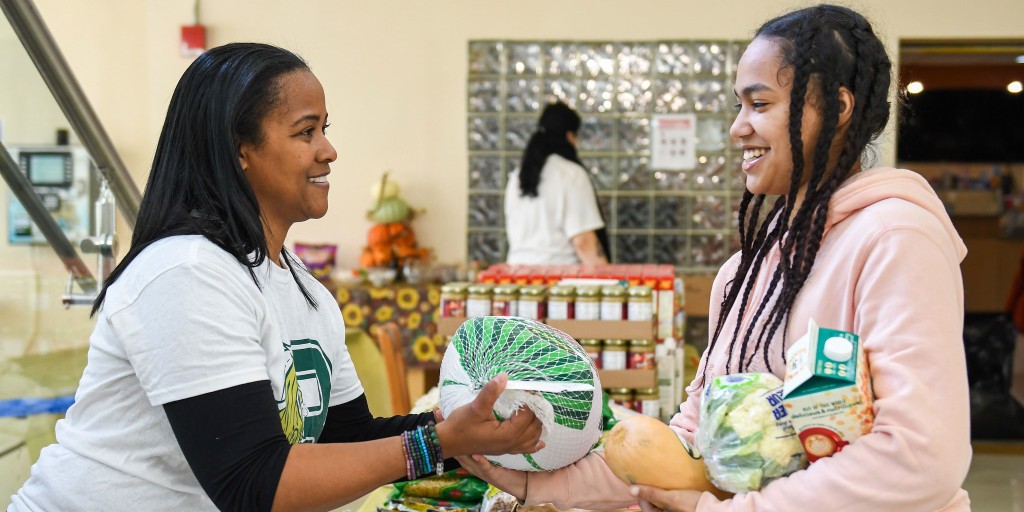 BCCcuny's tweet image. 🍴🎉 Bronx Community College Foundation is pleased to announce that the Carroll and Milton Petrie Foundation has awarded a $25,000 grant for the food pantry to combat food insecurity.

The pantry is a service of BCC ARC: ow.ly/giVu50Wg7Ri
#bcccuny #bccpride @CUNY