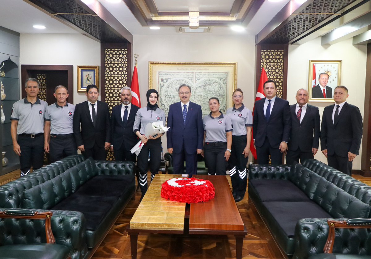 Valimiz Sayın <a href="/Dr_KemalKzlkaya/">Dr. Kemal KIZILKAYA</a> ,

Özel Güvenlik Haftası nedeniyle, #Siirt İl Emniyet Müdürlüğü Özel Güvenlik Şube Müdürü V. Hakan Albayoğlu ve beraberindeki özel güvenlik personelini makamında kabul etti.

Kamu düzeni ve toplumun huzur ve güvenliğinin sağlanmasında kolluk