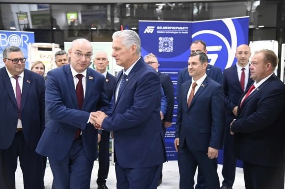 🇨🇺🇧🇾En la tarde de este miércoles, la empresa farmacéutica más grande de la República de Belarús, Belmedpreparaty, recibió la visita del presidente de la República de Cuba, Miguel Díaz-Canel Bermúdez

🔗acortar.link/DKVAaK
#DíazCanelEnBelarús