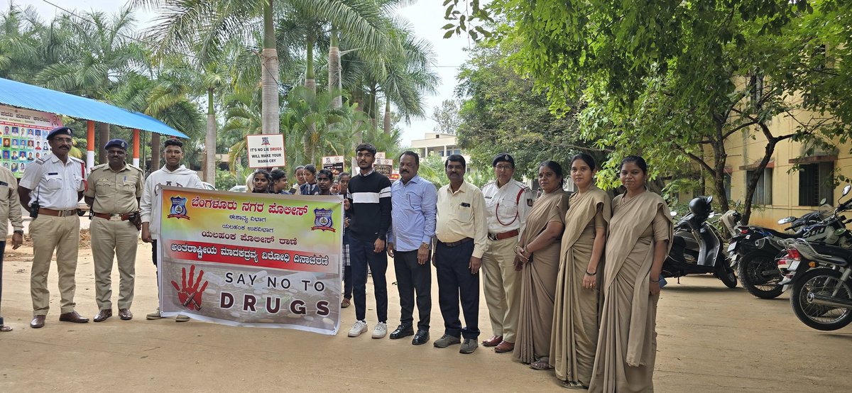 ವಿಶ್ವ ಮಾದಕ ದ್ರವ್ಯ ವಿರೋಧಿ ದಿನದ ಅಂಗವಾಗಿ   ಪೊಲೀಸ್  ಠಾಣಾ ಅಧಿಕಾರಿ &amp; ಸಿಬ್ಬಂದಿಗಳು ಠಾಣಾ ಸರಹದ್ದಿನಲ್ಲಿರುವ ಶಾಲಾ-ಕಾಲೇಜುಗಳಿಗೆ  ಭೇಟಿ ನೀಡಿ ವಿದ್ಯಾರ್ಥಿಗಳಿಗೆ ಮಾದಕ ದ್ರವ್ಯದ ದುಷ್ಪರಿಣಾಮ  ಮತ್ತು ಅಕ್ರಮ ಮಾದಕ ವಸ್ತುಗಳ ಸಾಗಾಟ &amp; ಮಾರಾಟಕ್ಕೆ ಇರುವ ಕಾನೂನು ಕ್ರಮದ ಬಗ್ಗೆ ಜಾಗೃತಿ ಮೂಡಿಸಲಾಯಿತು