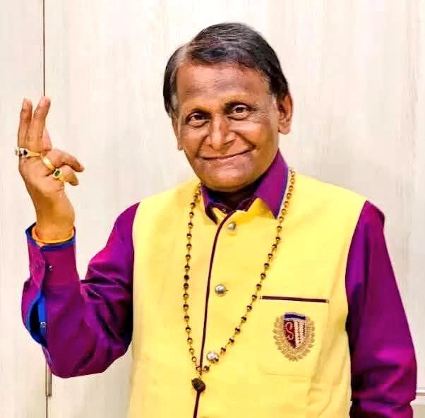 Dr. Charan Das Mahant (@drcharandas) on Twitter photo рд╕реБрд░реЗрдиреНрджреНрд░ рдЬреА рдЬреАрд╡рди рднрд░ рдореБрд╕реНрдХрд╛рди рдмрд╛рдВрдЯрддреЗ рд░рд╣реЗ, рдЖрдЬ рдЖрдВрдЦреЗрдВ рдирдо рдХрд░ рдЧрдПред
рдЫрддреНрддреАрд╕рдЧрдврд╝ рдХреА рдорд╛рдЯреА рд╕реЗ рд▓реЗрдХрд░ рд╡рд┐рд╢реНрд╡ рдордВрдЪ рддрдХ рдЕрдкрдиреА рд╡рд┐рд╢рд┐рд╖реНрдЯ рдХрд╡рд┐рддрд╛рдУрдВ рд╕реЗ рдкрд╣рдЪрд╛рди рдмрдирд╛рдиреЗ рд╡рд╛рд▓реЗ рдорд╣рд╛рди рдХрд╡рд┐ рдкрджреНрдорд╢реНрд░реА рд╢реНрд░реА рд╕реБрд░реЗрдиреНрджреНрд░ рджреБрдмреЗ рдЬреА рдХреЗ рдирд┐рдзрди рдХрд╛ рд╕рдорд╛рдЪрд╛рд░ рдЕрддреНрдпрдВрдд рджреБрдЦрдж рд╣реИред
рдИрд╢реНрд╡рд░ рджрд┐рд╡рдВрдЧрдд рдЖрддреНрдорд╛ рдХреЛ рдЕрдкрдиреЗ рд╢реНрд░реАрдЪрд░рдгреЛрдВ рдореЗрдВ рд╕реНрдерд╛рди рджреЗрдВ рдПрд╡рдВ рд╢реЛрдХ рд╕реБрд░реЗрдиреНрджреНрд░ рдЬреА рдЬреАрд╡рди рднрд░ рдореБрд╕реНрдХрд╛рди рдмрд╛рдВрдЯрддреЗ рд░рд╣реЗ, рдЖрдЬ рдЖрдВрдЦреЗрдВ рдирдо рдХрд░ рдЧрдПред
рдЫрддреНрддреАрд╕рдЧрдврд╝ рдХреА рдорд╛рдЯреА рд╕реЗ рд▓реЗрдХрд░ рд╡рд┐рд╢реНрд╡ рдордВрдЪ рддрдХ рдЕрдкрдиреА рд╡рд┐рд╢рд┐рд╖реНрдЯ рдХрд╡рд┐рддрд╛рдУрдВ рд╕реЗ рдкрд╣рдЪрд╛рди рдмрдирд╛рдиреЗ рд╡рд╛рд▓реЗ рдорд╣рд╛рди рдХрд╡рд┐ рдкрджреНрдорд╢реНрд░реА рд╢реНрд░реА рд╕реБрд░реЗрдиреНрджреНрд░ рджреБрдмреЗ рдЬреА рдХреЗ рдирд┐рдзрди рдХрд╛ рд╕рдорд╛рдЪрд╛рд░ рдЕрддреНрдпрдВрдд рджреБрдЦрдж рд╣реИред
рдИрд╢реНрд╡рд░ рджрд┐рд╡рдВрдЧрдд рдЖрддреНрдорд╛ рдХреЛ рдЕрдкрдиреЗ рд╢реНрд░реАрдЪрд░рдгреЛрдВ рдореЗрдВ рд╕реНрдерд╛рди рджреЗрдВ рдПрд╡рдВ рд╢реЛрдХ
