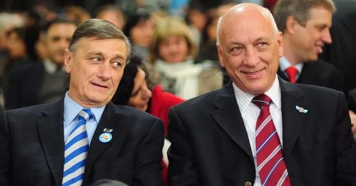 Hoy se cumplen 5 años sin Hermes. Un ser humano ejemplar que sigue presente en cada cada acto, cada gesto que honra su ejemplo. Diálogo, consenso, pluralidad. El país normal que soñaba. 
Te extrañamos mucho. A corazón y pulmón, la lucha sigue.