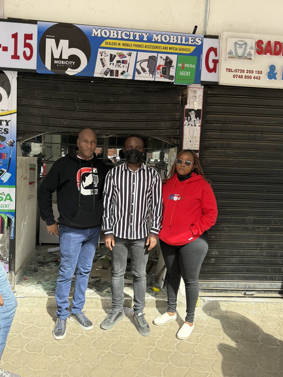 EdwinNgany's tweet photo. I met the owners of Mobicity mobiles which was looted yesterday by armed goons.They said  goons were many yesterday ,targeted branded shops and after stealing they destroyed everything which happened  at Mithoo Business Centre along  Moi Avenue. The family started the business January this year after saving for long.They lost goods worth ksh  2,500,000.For any support or communication their contact is 0710125392. As a business owner setting up business at CBD is not easy,I hope they rise again.