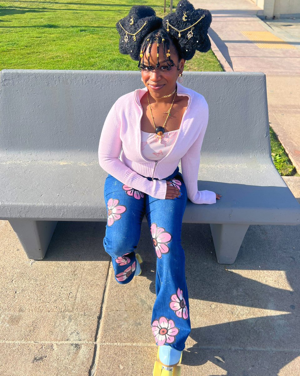 Calling all naturals! Try Sculpting your hair into stars and post it under this thread! If you enjoyed yourself pls don’t be afraid to make it your Whole Personality and expand the hair sculpting niche! I wanna make hairsculpting friends !💕🥰⭐️