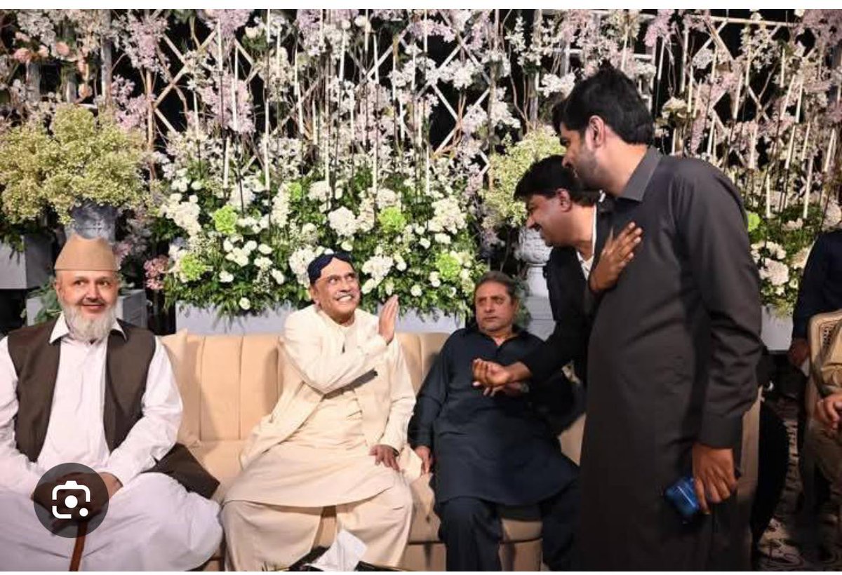 کراچی:
صدر پاکستان جناب آصف علی زرداری اور مگسی اقوام کے انتہائی قابل احترام چیف نواب ذوالفقار علی خان مگسی، سابق وزیر اعلیٰ و گورنر، وزیر داخلہ بلوچستان نے نواب سردار علی خان چانڈیو کے صاحبزادے نوابزادہ منعم علی خان المعروف نوابزادہ لشکر خان چانڈیو کی دعوت ولیمہ میں شرکت کی۔