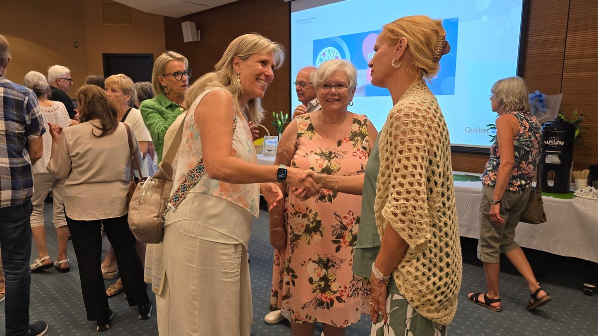 VSchmaltzCAQ's tweet image. Présente hier à l'AGA de l'Association des bénévoles de la Cité-de-la-Santé. J'y ai remis la Médaille de la députée à une bénévole remarquable, symbole de rigueur, de générosité et de bienveillance. Bravo à tous les bénévoles pour leur travail essentiel! Merci pour l'accueil!
