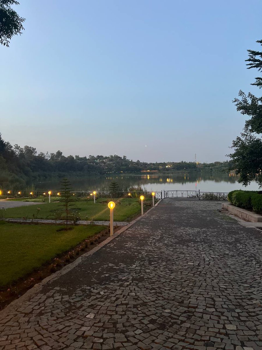 እንዳያጠፋኝ የሰጋሁት ይበልጥ ወዳንተ አስጠጋኝ 
ፍቅርህ ልቤ ደረሰ
መወደድ ራሴን ተሰማው 
ህይወቴ ህይወት ቀመሰ
ብርሀንህ ቀኔን አበራው

እየወደድሁህ መጣው

#Illasha_kenessa
#Time_with_him